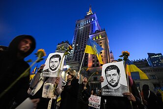 Protestuotojai laiko Volodymyro Zelenskio atvaizdus, Ukrainos vėliavas ir šalies simboliu tapusias saulėgrąžas