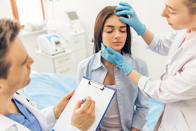 Plastinės chirurgijos mitus griaunanti gydytoja: realybė yra kita