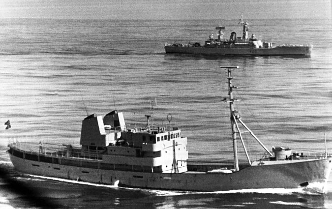 Didžiosios Britanijos karališkojo karinio jūrų laivyno fregata „HMS Cleopatra“ (antrame plane) pirmą kartą susitinka su Islandijos kateriu „Thor“ (pirmame plane) 1973 m. gegužės 21 d. prie Islandijos pietrytinės pakrantės naujame besitęsiančio abiejų šalių menkių karo etape, ginčijamos 50 jūrmylių ribos ribose.