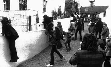1973 m. gegužės 24 d., ketvirtadienį, prieš Britaniją nusiteikę demonstrantai svaido akmenis ir šturmuoja Didžiosios Britanijos ambasados Reikjavike sienas po to, kai 1973 m. gegužės 24 d. surengė mitingą, protestuodami prieš Didžiosios Britanijos karinių jūrų pajėgų dalinių buvimą ginčijamuose 50 jūrmylių Islandijos žvejybos vandenyse. 