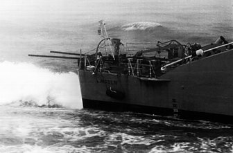 Ketvirtadienį, 1973 m. rugsėjo 20 d., Reikjavike per žvejybos ginčą iš britų fregatos „HMS Lincoln“ kyšo strypai per taranavimo manevrus su Islandijos kateriu „Aegir“.