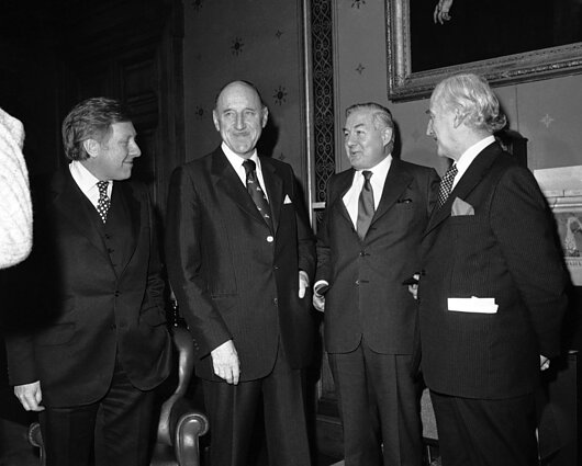 NATO generalinis sekretorius Dr. Josephas Lunsas (antras iš kairės) su Didžiosios Britanijos užsienio reikalų ministru Roy Hattersley (kairėje), užsienio reikalų ministru Jamesu Callaghanu ir žemės ūkio ministru Fredu Peartu (dešinėje) 1976 m. vasario 11 d. Užsienio reikalų ministerijoje Londone vykusiame susitikime, skirtame aptarti žvejybos ginčą su Islandija.