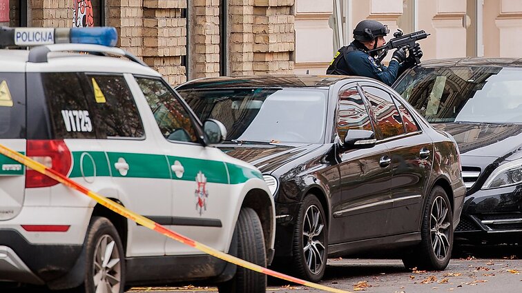 Po nelaimės Vilniuje klausia, kodėl pareigūnai nešovė atgal: ar galėjo, parodys tyrimas