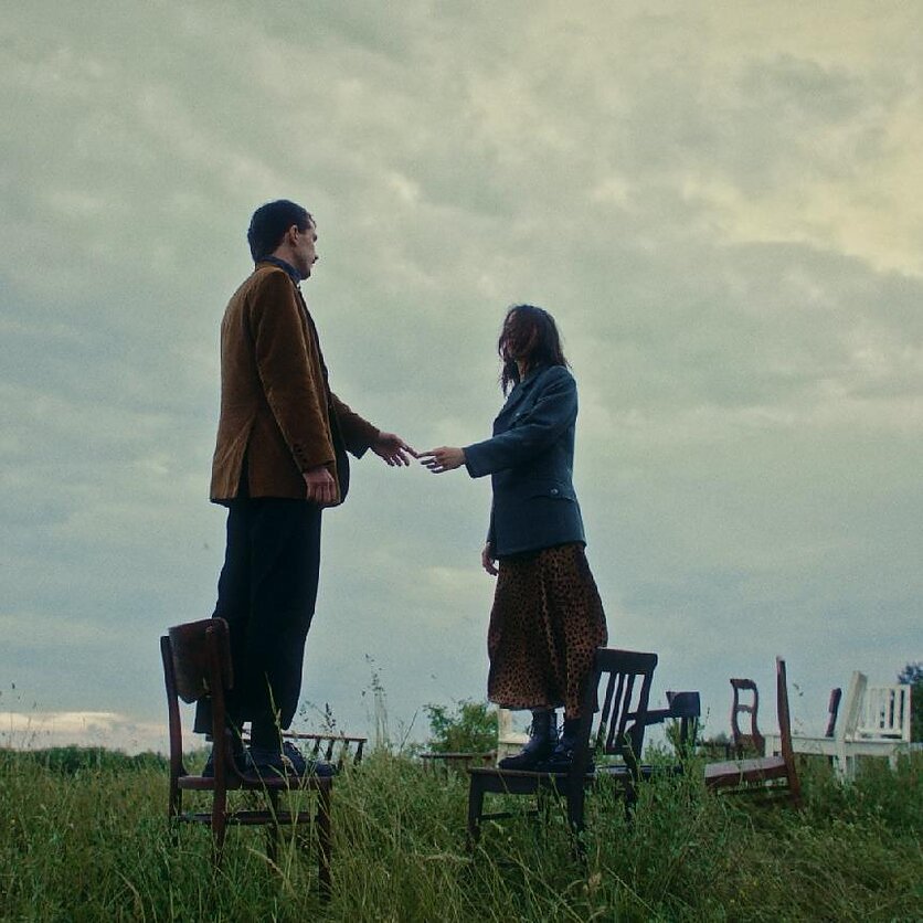 stopkadras iš grupės „Miškas“ vaizdo klipo, Nauja mada dainuoti tarmiškai