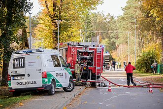 Vilniaus rajone, Juodšiliuose, dega dviejų aukštų namas