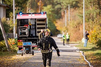 Vilniaus rajone, Juodšiliuose, dega dviejų aukštų namas