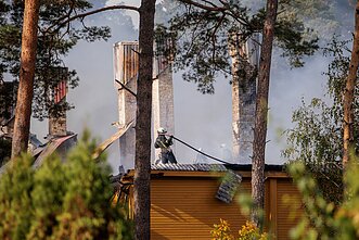 Vilniaus rajone, Juodšiliuose, dega dviejų aukštų namas