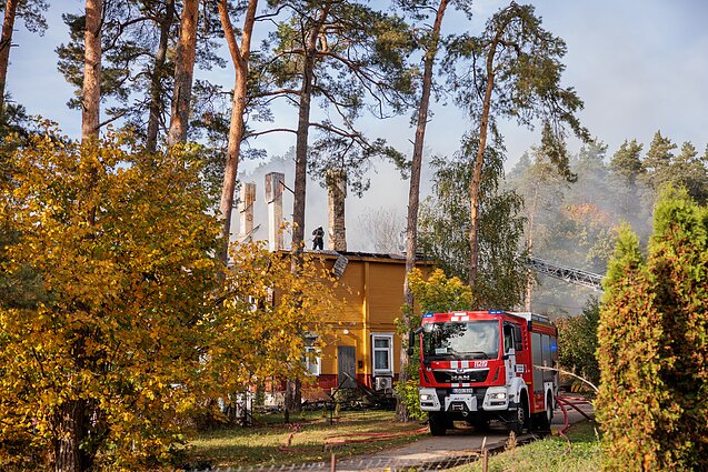 Vilniaus rajone, Juodšiliuose, dega dviejų aukštų namas