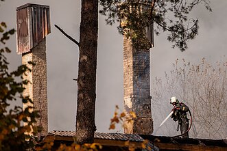 Vilniaus rajone, Juodšiliuose, dega dviejų aukštų namas