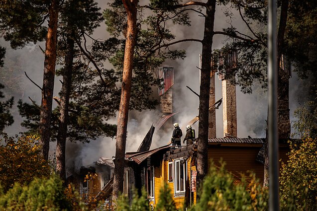 Vilniaus rajone, Juodšiliuose, dega dviejų aukštų namas
