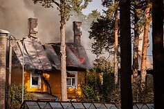 Vilniaus rajone, Juodšiliuose, dega dviejų aukštų namas