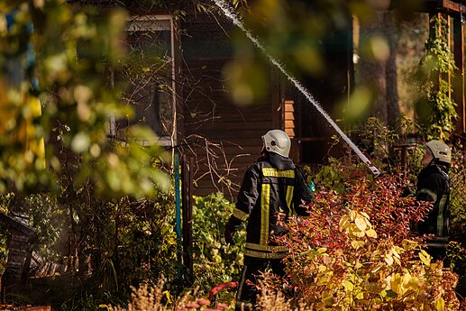 Vilniaus rajone, Juodšiliuose, dega dviejų aukštų namas