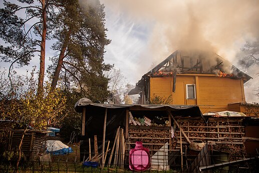 Vilniaus rajone, Juodšiliuose, dega dviejų aukštų namas