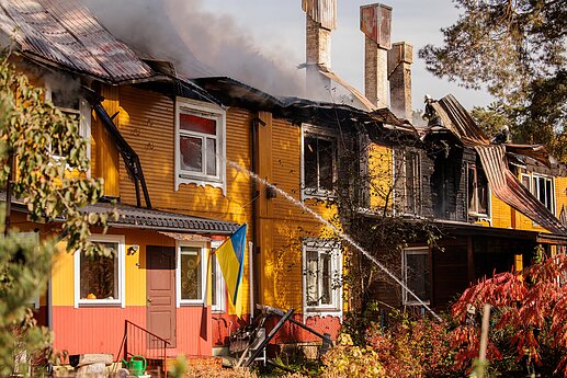 Vilniaus rajone, Juodšiliuose, dega dviejų aukštų namas