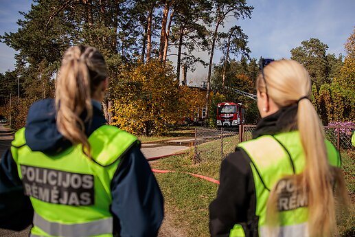 Vilniaus rajone, Juodšiliuose, dega dviejų aukštų namas