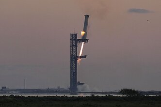 „SpaceX“ sėkmingai „pagavo“ savo raketos greitintuvą