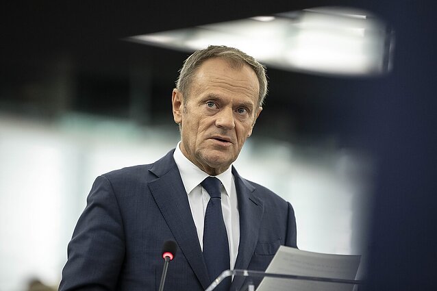 Tuskas pristatė naują migracijos strategiją: anot kritikų, ši prasilenkia su konstitucija