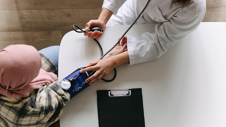 Airijos studentė patobulino šalmą, leidžiantį išsaugoti plaukus sergant vėžiu