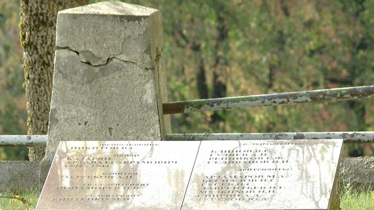 Iš Merkinės planuoja iškelti sovietų karių kapines, bet palaikų perkėlimas gali užtrukti