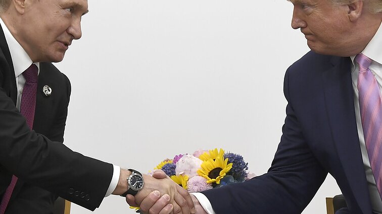 Trumpas atsisako paneigti, kad su Putinu bendravo ir po savo kadencijos pabaigos