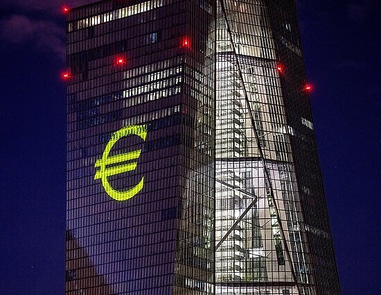 ECB trečiąkart šiemet sumažino palūkanų normą: nuo 3,5 iki 3,25 proc.