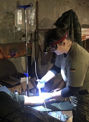 Sarmitei karių sužeidimus tenka apžiūrėti bunkeryje
