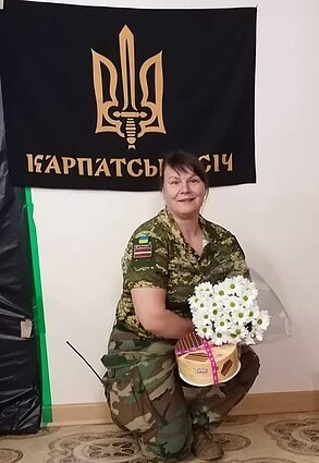 Su iš karių gautu gimtadienio tortu