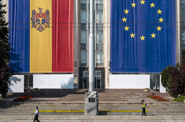 Tarp Rytų ir Vakarų: kurį kelią prezidento rinkimuose ir referendume pasirinks Moldova?