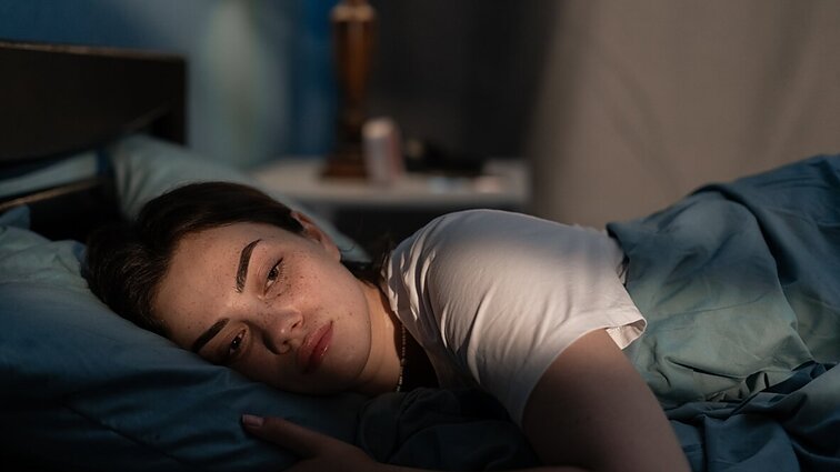 Neurologai apie nemigą: eikite miegoti tuo pačiu metu, o telefoną palikite toli nuo lovos