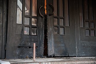 Sekmadienio rytą, įtariama, padegtos Krašto apsaugos ministerijos durys Sekmadienio rytą, įtariama, padegtos Krašto apsaugos ministerijos durys
