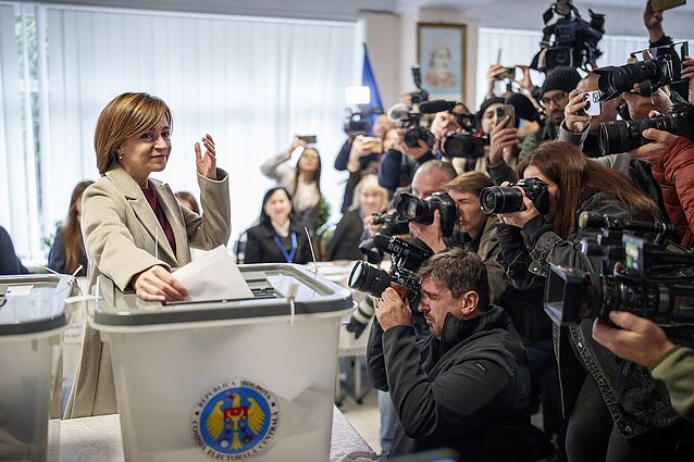 Moldovos rinkėjai tik minimalia balsų persvara nubalsavo už tolesnę integraciją į ES