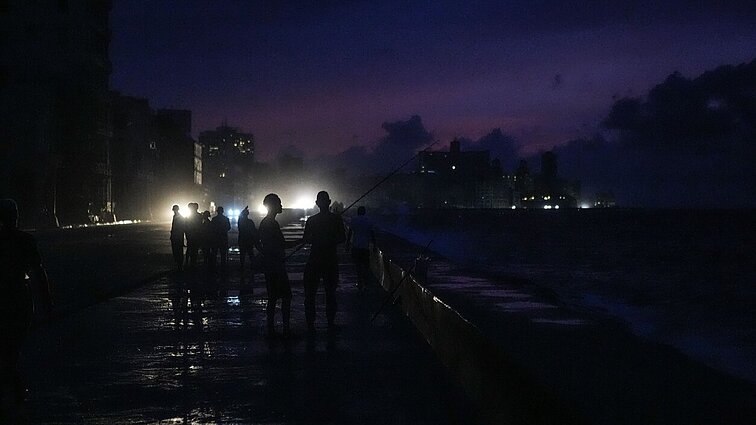 Rusija naudojasi elektros krizę išgyvenančia Kuba – verbuoja žmones kautis Ukrainoje