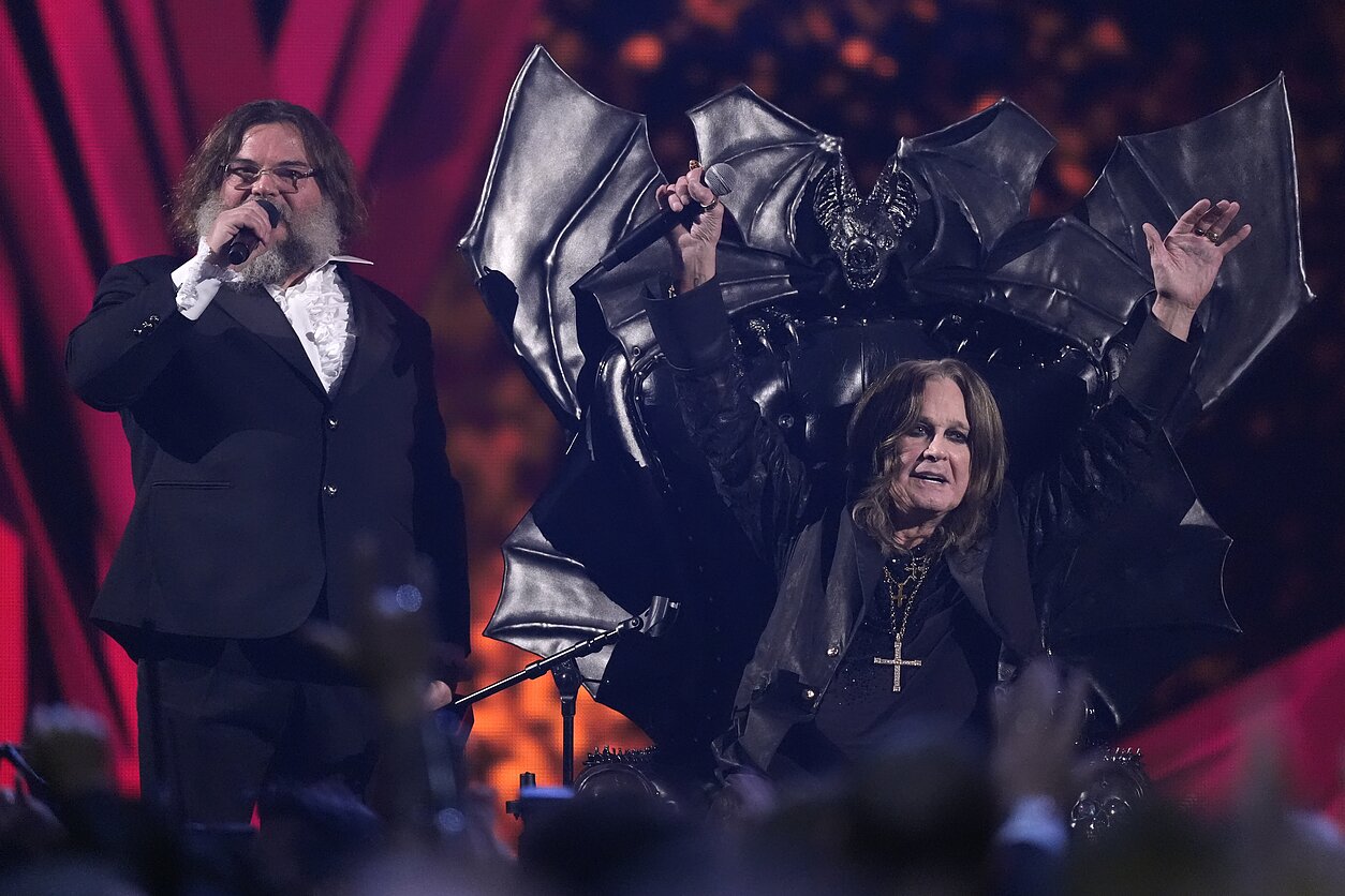 Ozzy Osbourne'ą (dešinėje) į Rokenrolo šlovės muziejų įšventino aktorius Jackas Blackas Ozzy Osbourne'ą (dešinėje) į Rokenrolo šlovės muziejų įšventino aktorius Jackas Blackas