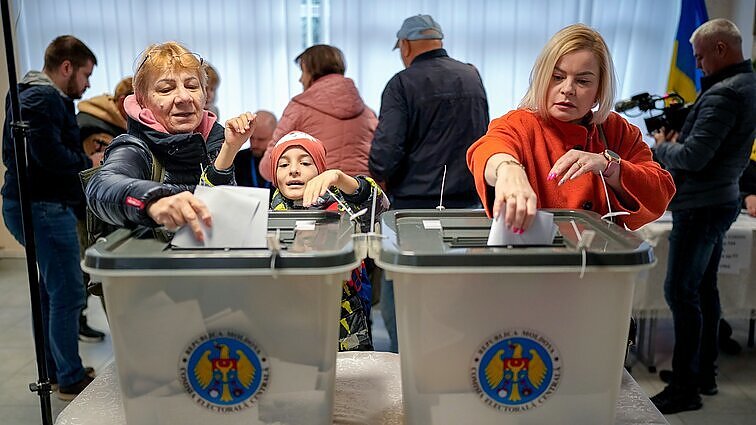 Neramios laukimo valandos baigėsi: moldavai referendume pritarė šalies keliui į ES