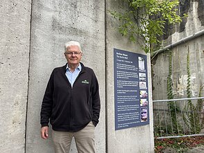 Wielandas Giebelis prie Berlyno sienos liekanų