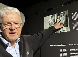 Виланд Гибель показывает фото своей семьи, сделанное 13 августа 1961 года