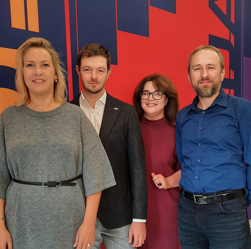 LRT nuotr., Bankų asociacijos prezidentė Eivilė Čipkutė, LB Finansinio stabilumo departamento direktorius Jokūbas Markevičius ir būsto paskolą turintis gyventojas Martynas Suzanovičius.