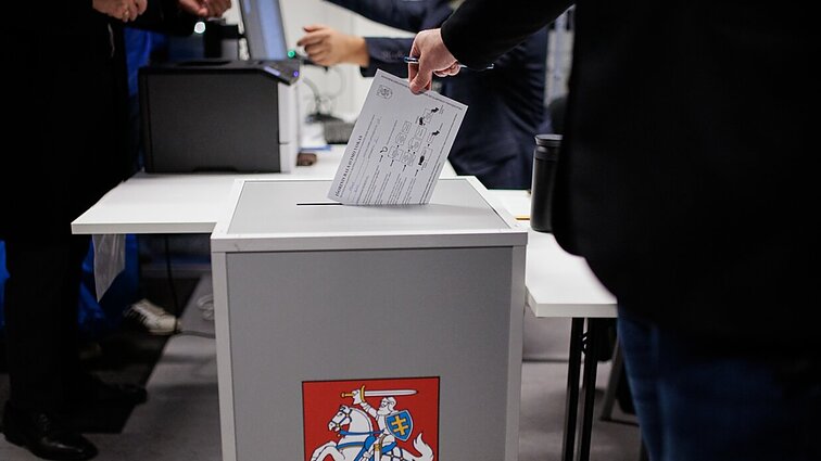 Tęsiasi išankstinis balsavimas: pirmąją dieną balsą atidavė daugiau nei 37 tūkst. rinkėjų.