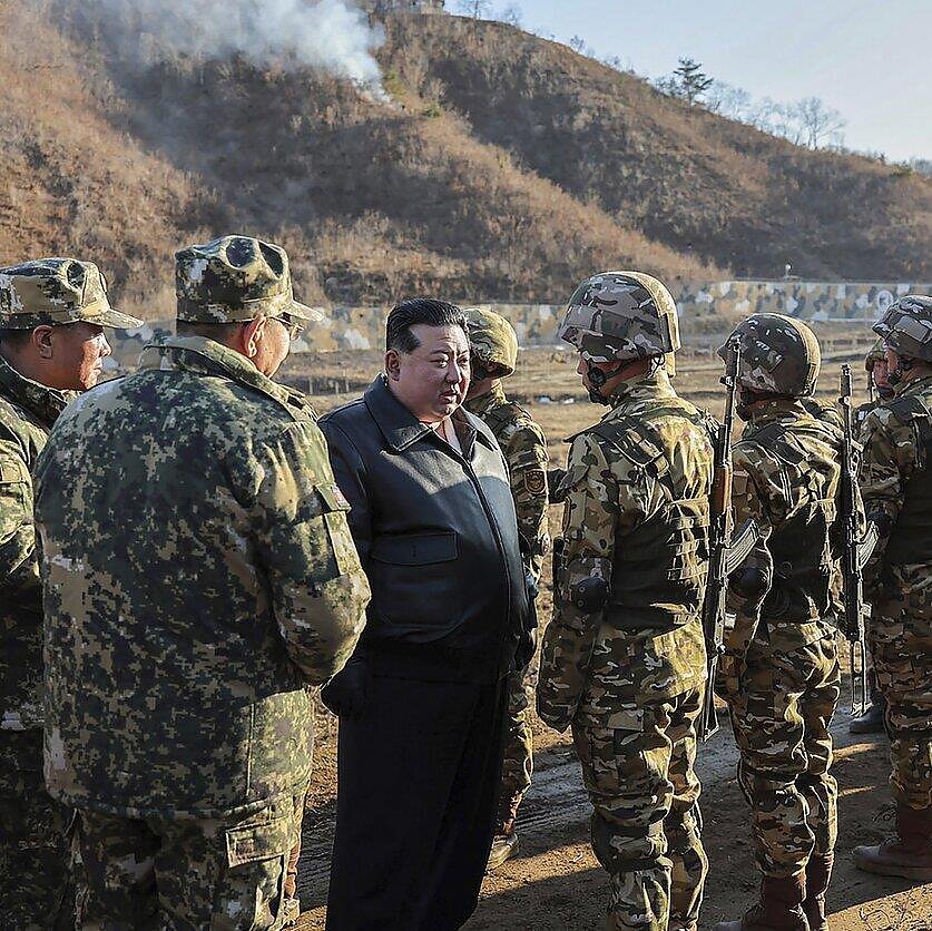 AP nuotr., Kim Jong Unas su kariais
