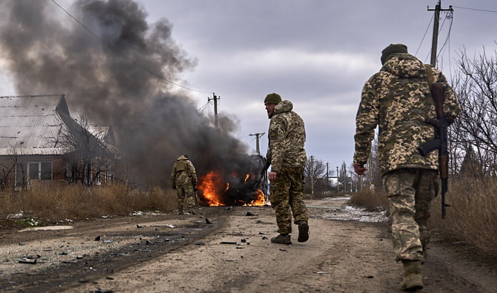 Ukraina klimpsta dar viename korupcijos skandale: dalino pažymas vengiantiems kariuomenės