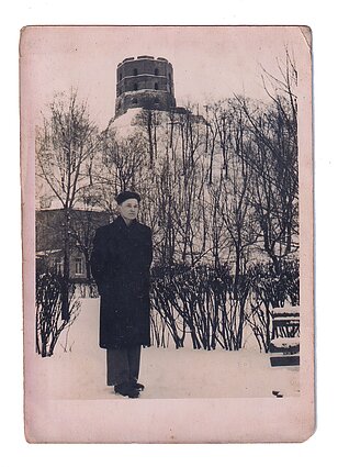 Petras Plumpa prie Gedimino kalno. Tai pirmoji jo viešnagė Vilniuje, skirta suderinti su bendraminčiais organizacijos „Laisvę Lietuvai“ programą. Po penkių dienų P. Plumpa buvo suimtas Kaune. 1958 m. kovo 9 d. Petras Plumpa prie Gedimino kalno. Tai pirmoji jo viešnagė Vilniuje, skirta suderinti su bendraminčiais organizacijos „Laisvę Lietuvai“ programą. Po penkių dienų P. Plumpa buvo suimtas Kaune. 1958 m. kovo 9 d.