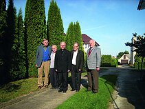 Svečiuose pas Simą Kudirką Pilviškiuose. Iš kairės: buvęs Algimanto apygardos Butageidžio kuopos vadas, lagerių kalinys Jonas Kadžionis-Bėda, Simas Kudirka, Kauno arkivyskupas metropolitas Sigitas Tamkevičius, rusų disidentas Sergejus Kovaliovas ir Petras Plumpa. Pilviškiai, Vilkaviškio r., 2008 m. rugsėjo 23 d. Svečiuose pas Simą Kudirką Pilviškiuose. Iš kairės: buvęs Algimanto apygardos Butageidžio kuopos vadas, lagerių kalinys Jonas Kadžionis-Bėda, Simas Kudirka, Kauno arkivyskupas metropolitas Sigitas Tamkevičius, rusų disidentas Sergejus Kovaliovas ir Petras Plumpa. Pilviškiai, Vilkaviškio r., 2008 m. rugsėjo 23 d.