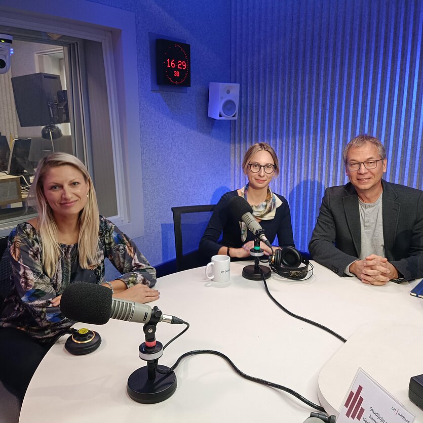  LRT nuotr., Diana Petkūnienė, Vilniaus miesto savivaldybės Bendrojo ugdymo skyriaus vedėja, Vaida Venskutonytė, lietuvių kalbos ir literatūros mokytoja, bei Kęstutis Mikolajūnas, Lietuvos tėvų forumo tarybos pirmininkas.