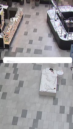 Performansas: ar išdrįstumėte numigti prekybos centre?