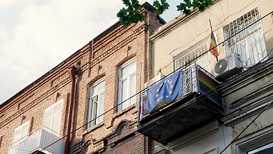 Europos sąjungos ir LGBTQ+ vėliavos Tbilisyje