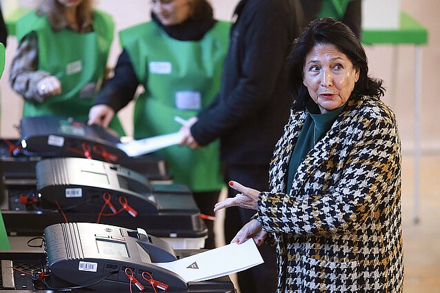 Sakartvelo prezidentė Salome Zurabišvili balsuoja parlamento rinkimuose Sakartvelo prezidentė Salome Zurabišvili balsuoja parlamento rinkimuose