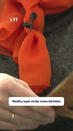 Uteniškės karpinių meistrės rankose atgyja rudeniniai lapai