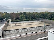 Užlipus į bokštą galima įsitikinti, kad iš tiesų buvo dvi sienos Užlipus į bokštą galima įsitikinti, kad iš tiesų buvo dvi sienos