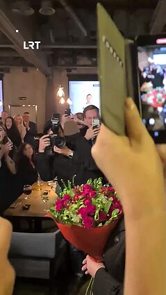 Socialdemokratai švenčia triuškinančią pergalę!