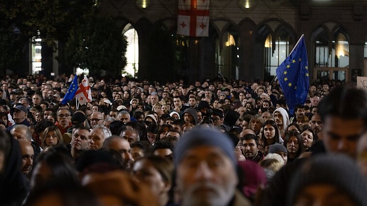 Sakartvele vyksta masiniai protestai: valdančiuosius kaltina „pavogus“ rinkimus